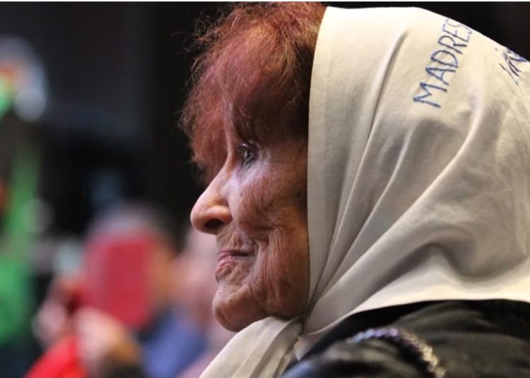 Fallece Taty Almeida, una de las fundadoras de las Madres de Plaza de Mayo de Argentina