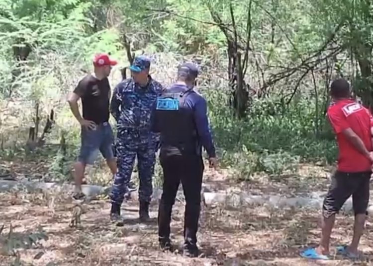 Hallan cadáver en avanzado estado de descomposición entre matorrales en Santiago