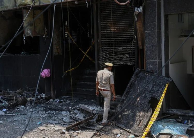 Al menos 21 muertos y 11 heridos en un incendio en un hotel del sur de Nueva Delhi