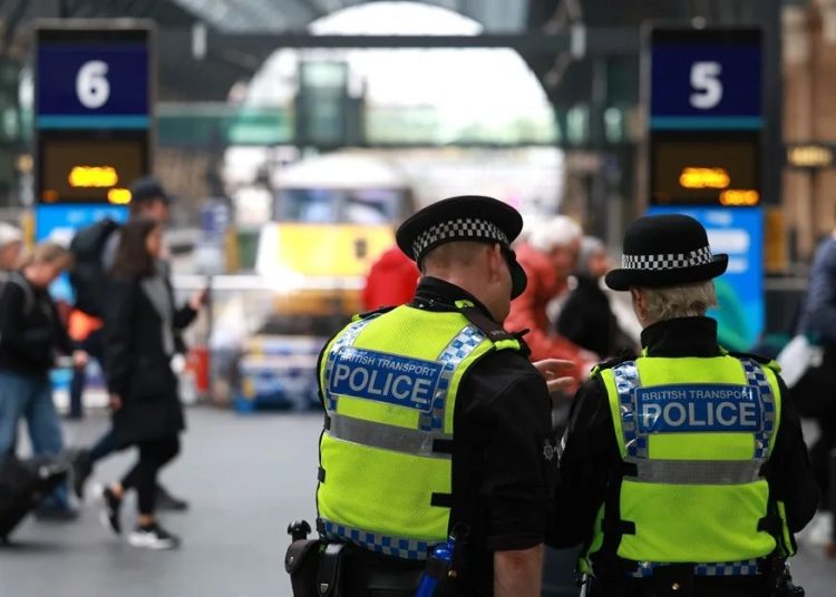Once policías heridos en las protestas por el asesinato de un joven británico en el sur Inglaterra