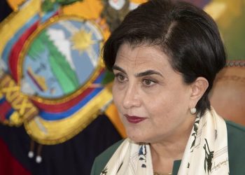 Dimite la canciller de Ecuador y designan a Roberto Kury como su reemplazo