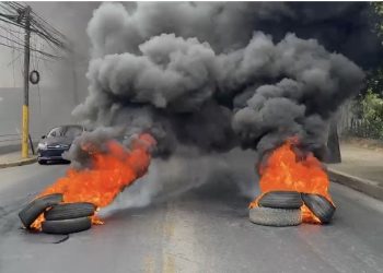 Falpo protesta en el sector Carmen Añil de San Francisco de Macorís exigiendo arreglo de calles y otras obras