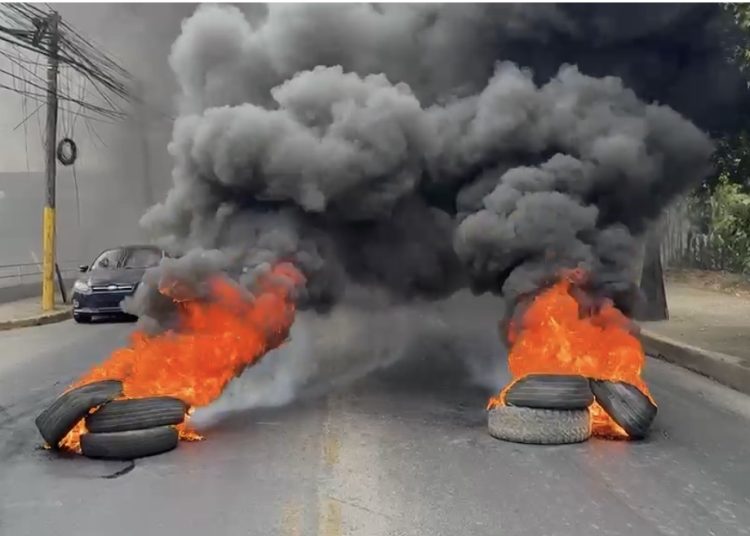 Falpo protesta en el sector Carmen Añil de San Francisco de Macorís exigiendo arreglo de calles y otras obras