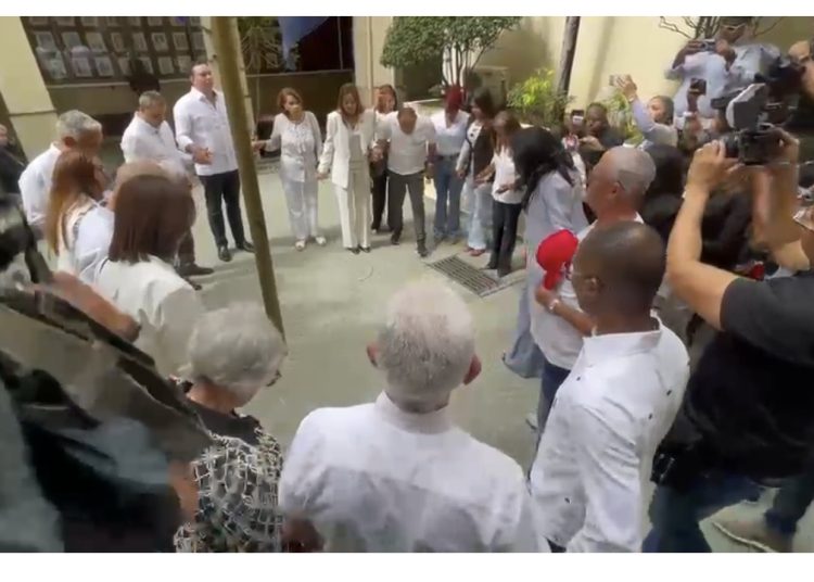 Familiares realizan oración antes de audiencia que definirá fallo del caso Jet Set