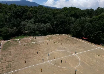 La cancha de fútbol que resiste dentro de un antiguo volcán en el sur de Ciudad de México
