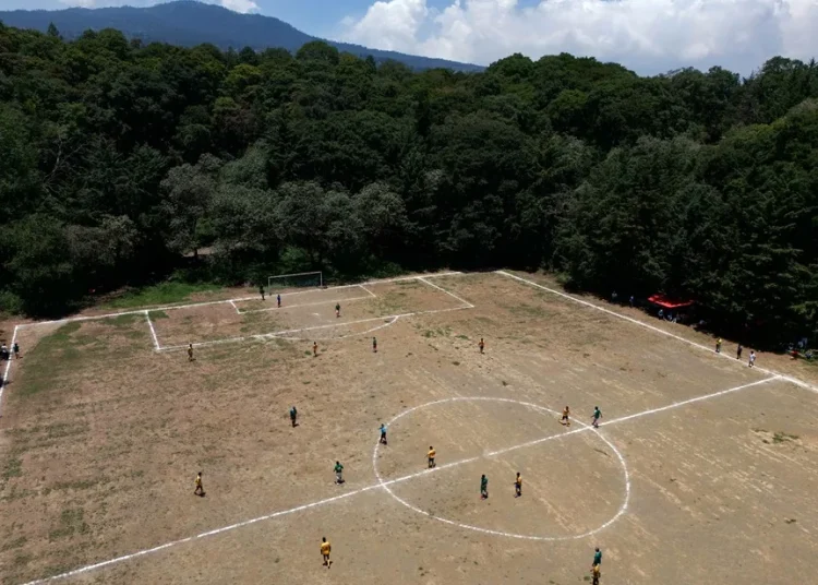 La cancha de fútbol que resiste dentro de un antiguo volcán en el sur de Ciudad de México