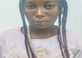 Mujer es arrestada tras muerte de su pareja en Villa Mella; alega que era víctima de violencia