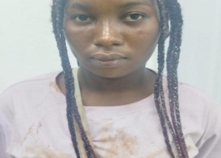 Mujer es arrestada tras muerte de su pareja en Villa Mella; alega que era víctima de violencia