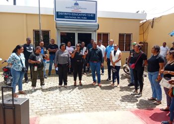 Docentes de San Rafael del Yuma protestan por resultados de evaluación y exigen respuestas