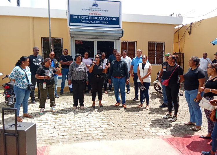 Docentes de San Rafael del Yuma protestan por resultados de evaluación y exigen respuestas