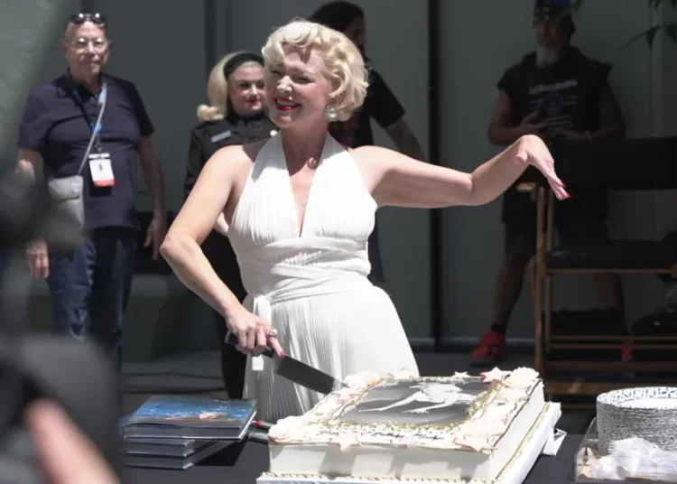 Rosas, un pastel y cine: Hollywood celebra el legado de Marilyn Monroe