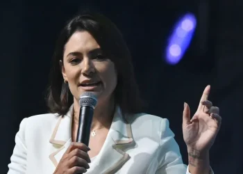 Michelle Bolsonaro renuncia a un cargo de liderazgo tras pelearse con su hijastro Flávio Bolsonaro