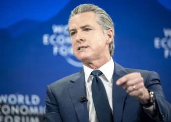 El gobernador de California denuncia que Fiscalía lo está investigando por orden de Trump