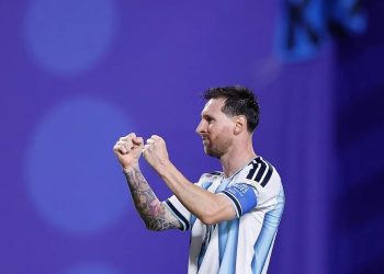 Messi firma un triplete histórico y guía a Argentina en su debut mundialista