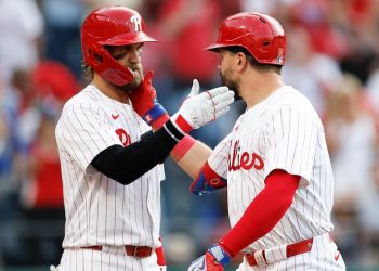Schwarber conecta tres jonrones y Harper completa el ciclo en histórica paliza de los Filis