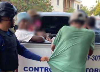Migración detiene a 902 extranjeros y deporta a 800 durante operativos en zonas agrícolas