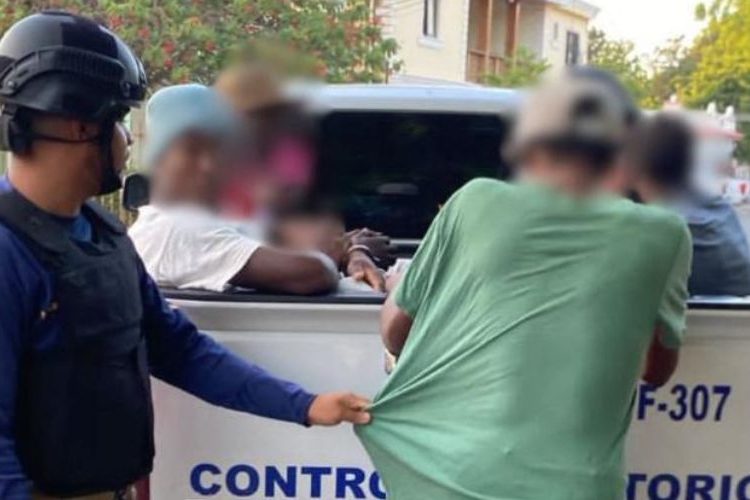 Migración detiene a 902 extranjeros y deporta a 800 durante operativos en zonas agrícolas