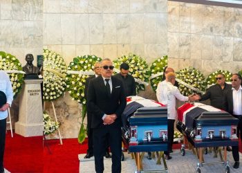 Artistas y personalidades del país dan el último adiós a Alex Bueno en el Teatro Nacional