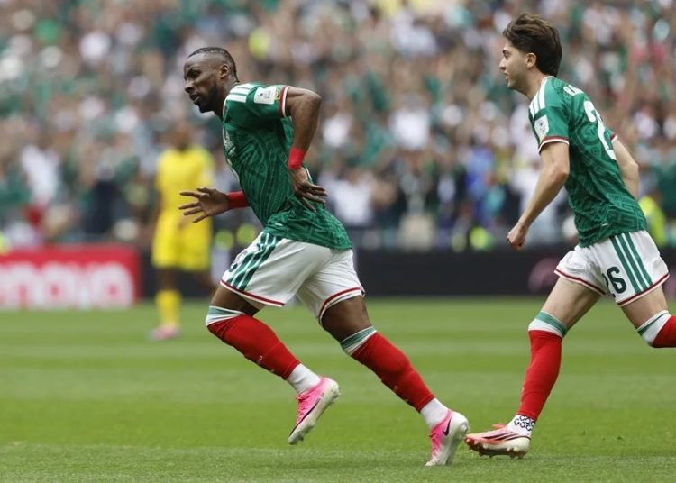 México derrota a Sudáfrica y consigue su primera victoria en un partido inaugural de un Mundial