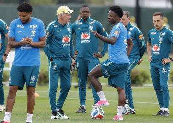 Vinícius suma 2 goles y 1 asistencia; Ancelotti lo arropa en el entrenamiento de Brasil