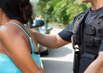 Arrestan a mujer en Puerto Plata acusada de violencia de género y agresión a agentes policiales