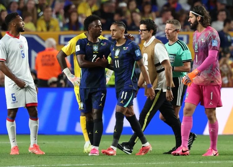 Raphinha sufre lesión muscular y Brasil acelera su recuperación en pleno Mundial