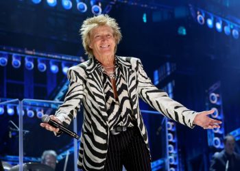 Critican a Rod Stewart por cancelar un concierto por enfermedad y luego ir al Mundial; él responde