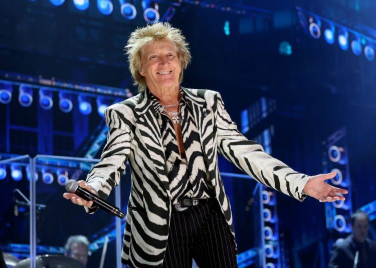 Critican a Rod Stewart por cancelar un concierto por enfermedad y luego ir al Mundial; él responde