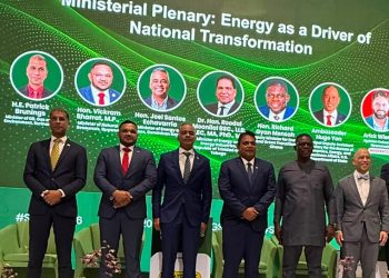 Ministro Joel Santos destaca la transformación energética dominicana en Surinam