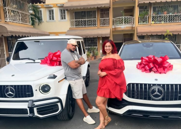 Prospecto dominicano Johenssy Colomé genera debate tras regalar dos vehículos de lujo a sus padres