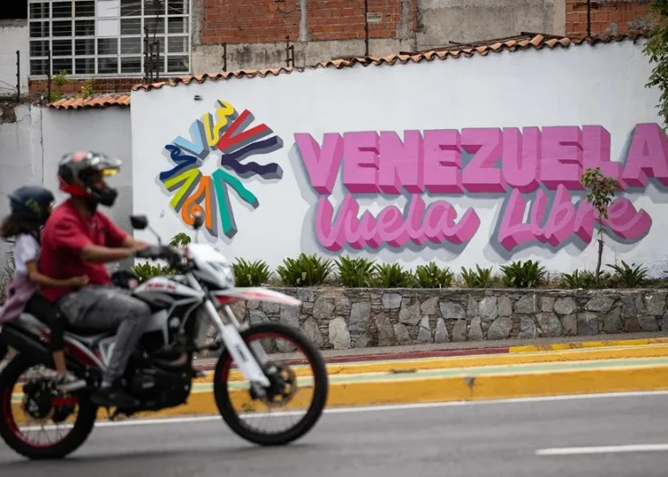 Tras cinco meses sin Maduro, Venezuela sigue esperando el alivio económico y político