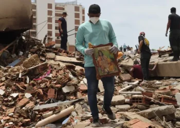 El silencio invade La Guaira en busca de vida tras los terremotos