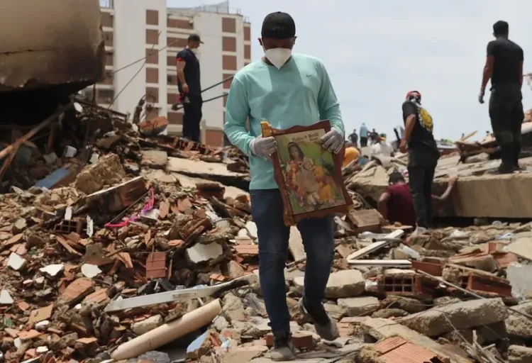 El silencio invade La Guaira en busca de vida tras los terremotos