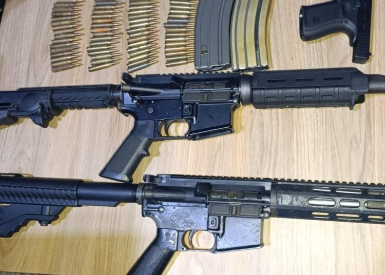 Hallan armas de fuego ocultas en caja fuerte durante operativo en Santiago