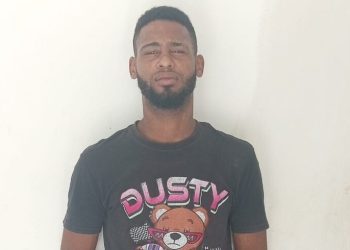 Policía apresa hombre acusado de robo en Laguna Salada