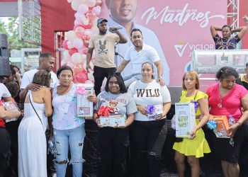 Entre mariachis y regalos, regidor Víctor Jiménez homenaje a las madres de Los Alcarrizos