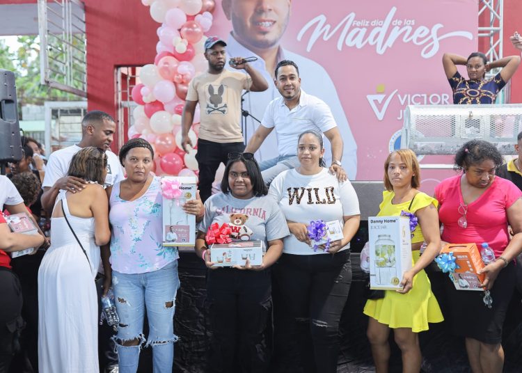 Entre mariachis y regalos, regidor Víctor Jiménez homenaje a las madres de Los Alcarrizos