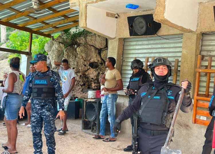 Policía interviene centros de diversión por ruido excesivo y violación de horario en Río Salado