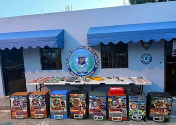 DINTEL ocupa armas, presunta cocaína, tragamonedas y dinero en efectivo durante operativos en Santo Domingo Norte