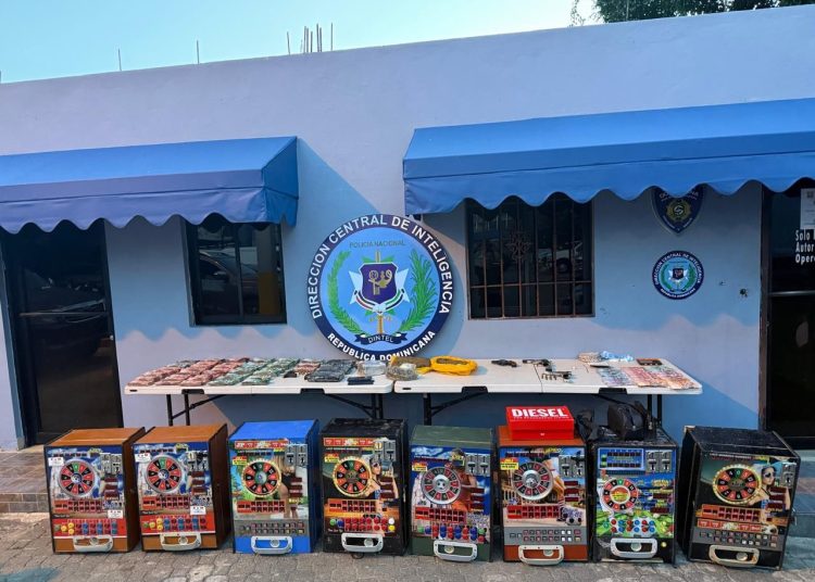 DINTEL ocupa armas, presunta cocaína, tragamonedas y dinero en efectivo durante operativos en Santo Domingo Norte