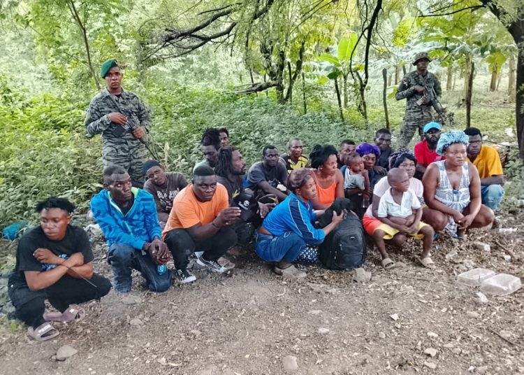 Ejército detiene a 54 indocumentados y retiene motocicletas durante operativos en Montecristi