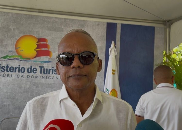 Alcalde de Boca Chica afirma comercio y autoridades trabajan unidos para enfrentar el sargazo