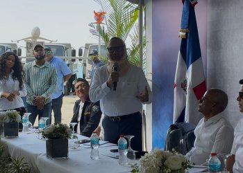 Ayuntamientos recibirán alivio con equipos entregados para retirar el sargazo, asegura FEDOMU