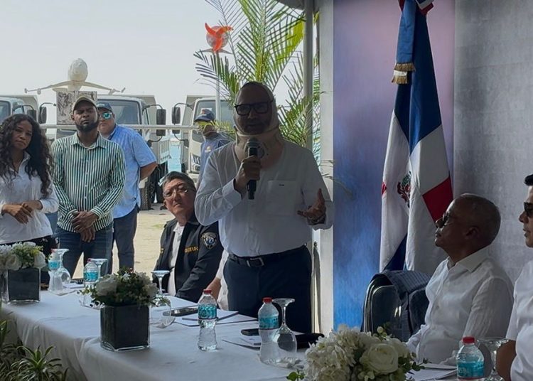 Ayuntamientos recibirán alivio con equipos entregados para retirar el sargazo, asegura FEDOMU