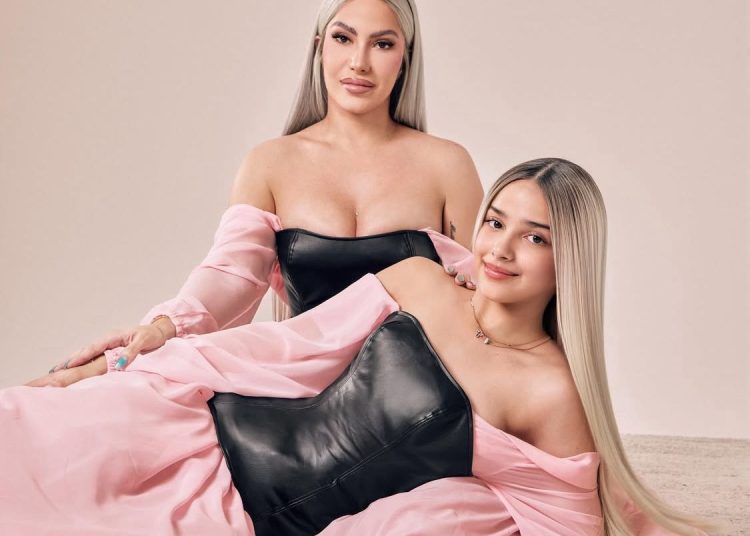 Alexandra MVP muestra con orgullo que Charlotte está aprendiendo su quinto idioma