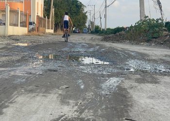 Comunitarios marchan en Santiago para exigir arreglo de calles; denuncian seis meses de trabajos sin avances