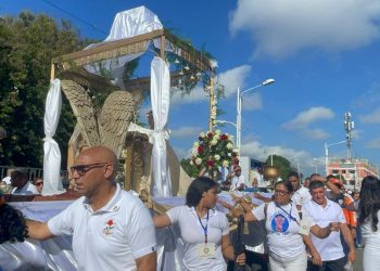 Miles de católicos claman por paz, unidad y esperanza durante multitudinaria celebración de Corpus Christi en Santiago
