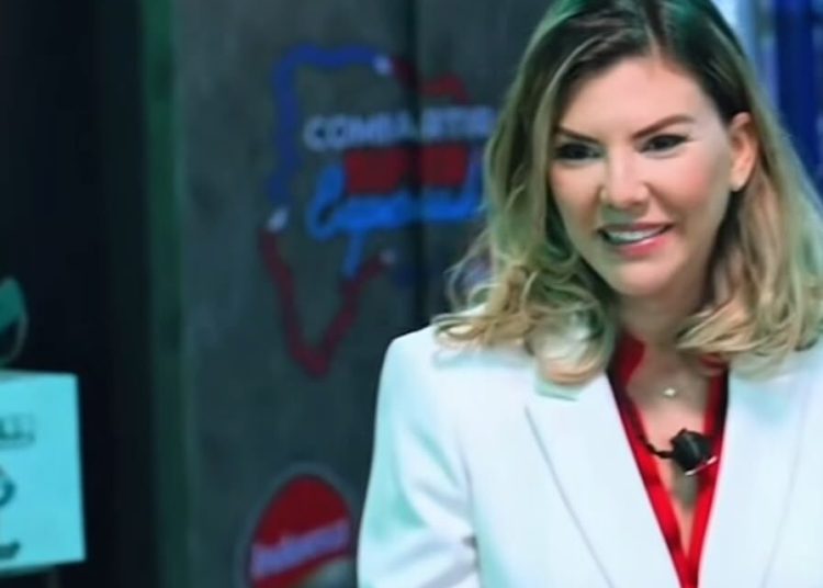 Laura de la Nuez llegó a dar clases de etiqueta y protocolo a los participantes de Planeta Alofoke