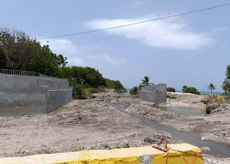 Construcción de puente hacia Playa Monte Río impulsa desarrollo turístico y económico de Azua