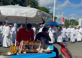 Corpus Christi congrega a miles de fieles y dispara las ventas de comerciantes informales en Santiago